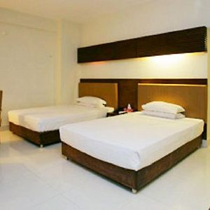 Deluxe Queen Suite